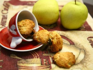 Biscotti rustici con mele e uvetta