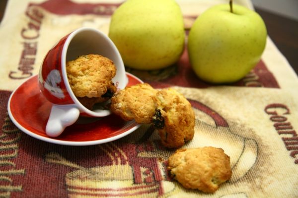 Biscotti rustici con mele e uvetta