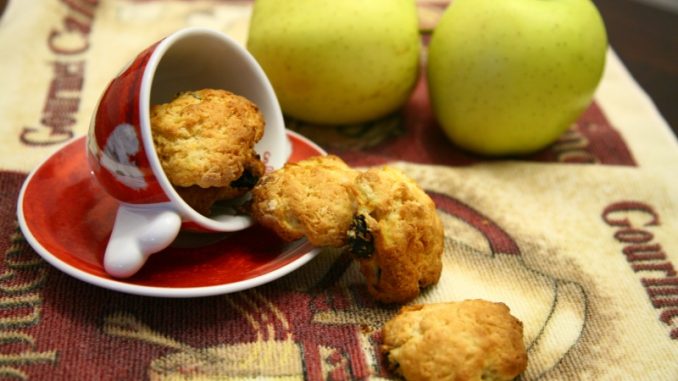 Biscotti rustici con mele e uvetta