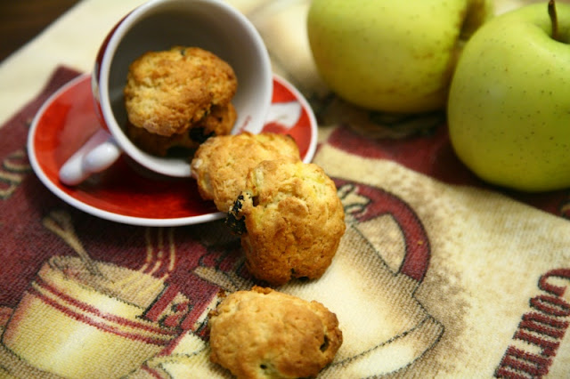 Biscotti rustici con mele e uvetta