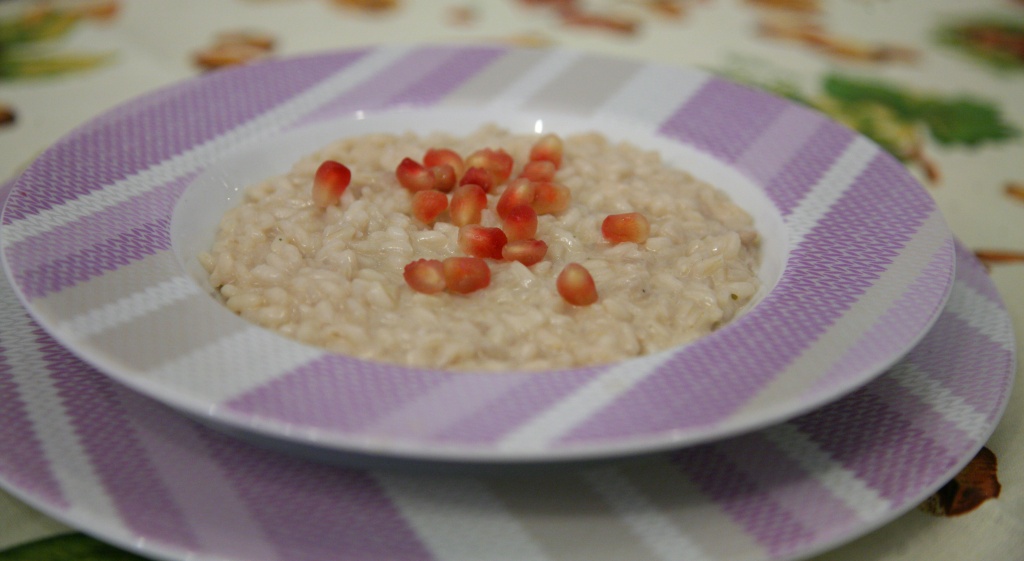 Risotto con crescenza e succo di melograno