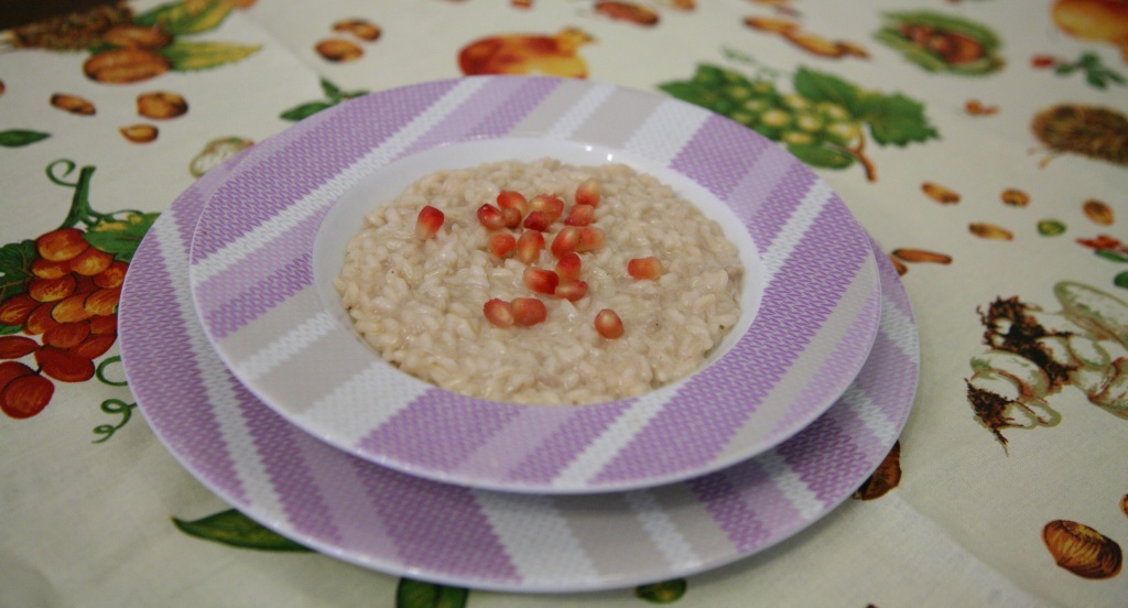 Risotto con crescenza e succo di melograno